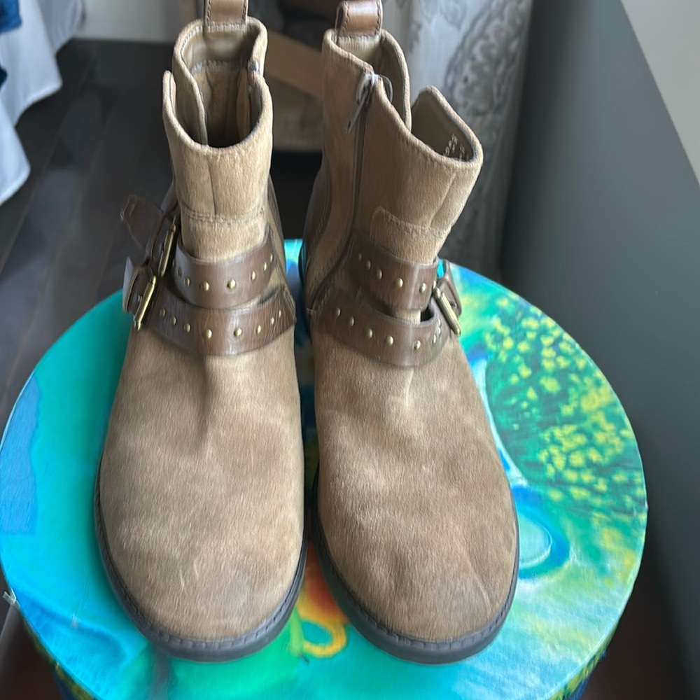 Brown  Clark booties 9.5 never worn. Insulated